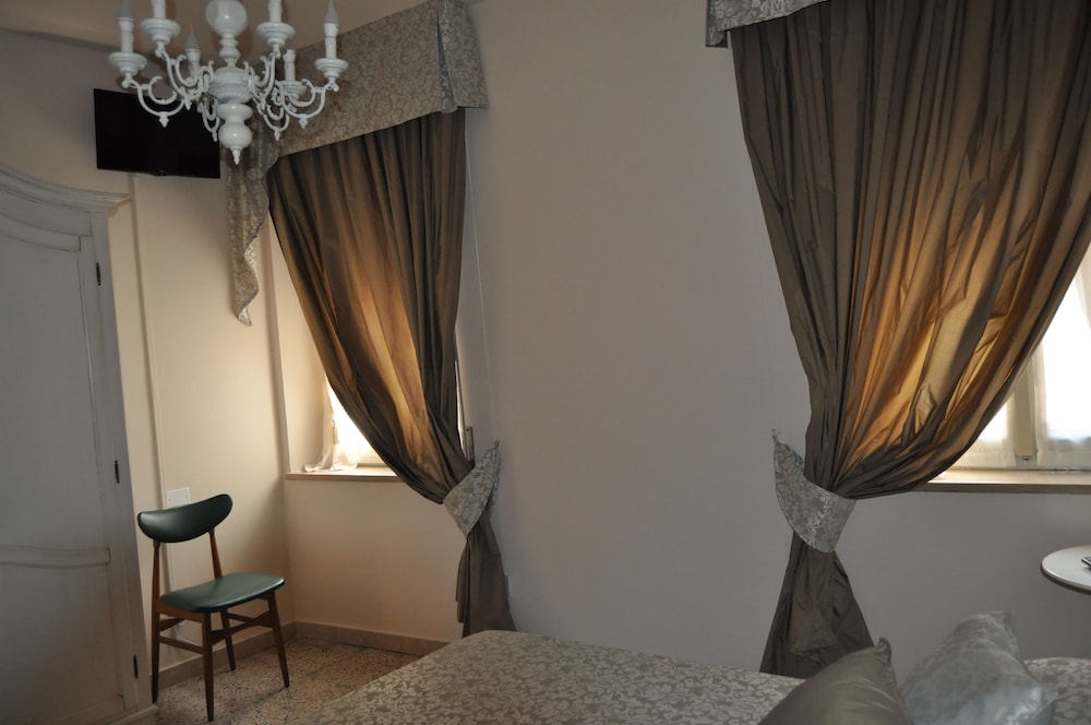 Double Room (with extra bed) photo 2
