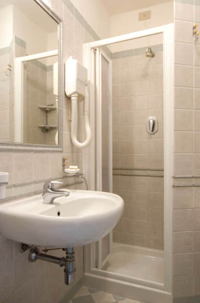 Economy Double Room - Photo 6