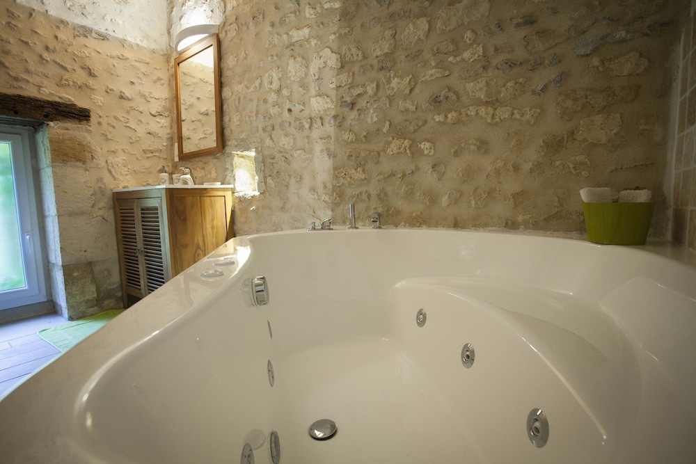 Premium Suite, Jetted Tub photo 2