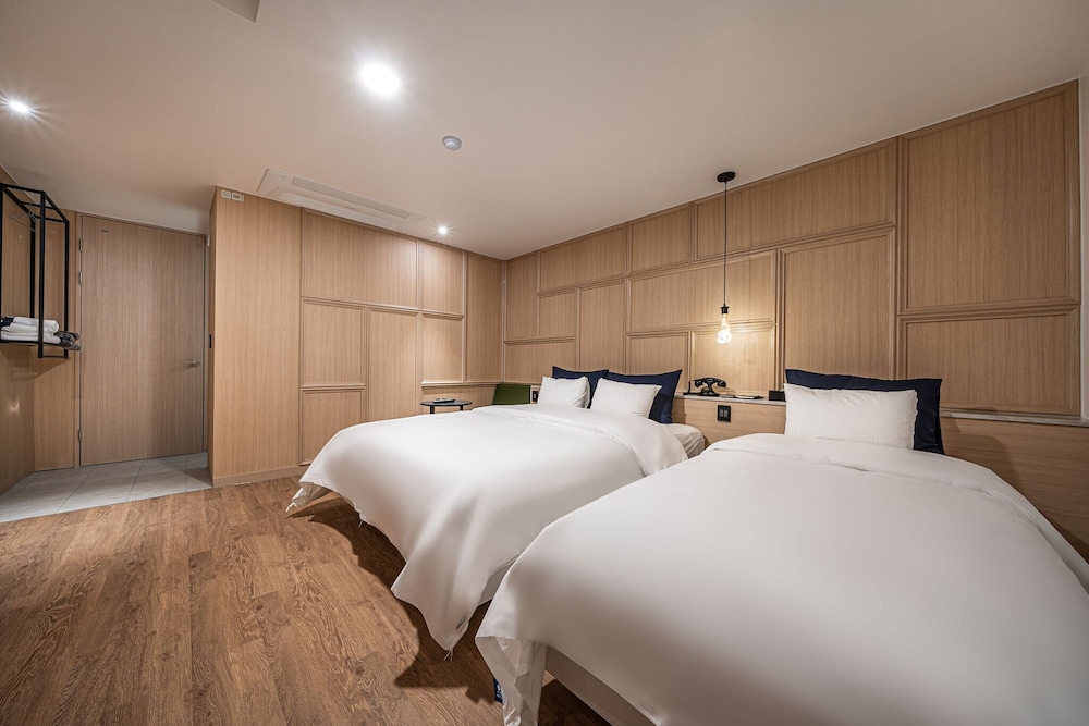 Premium Twin Room - Photo 5