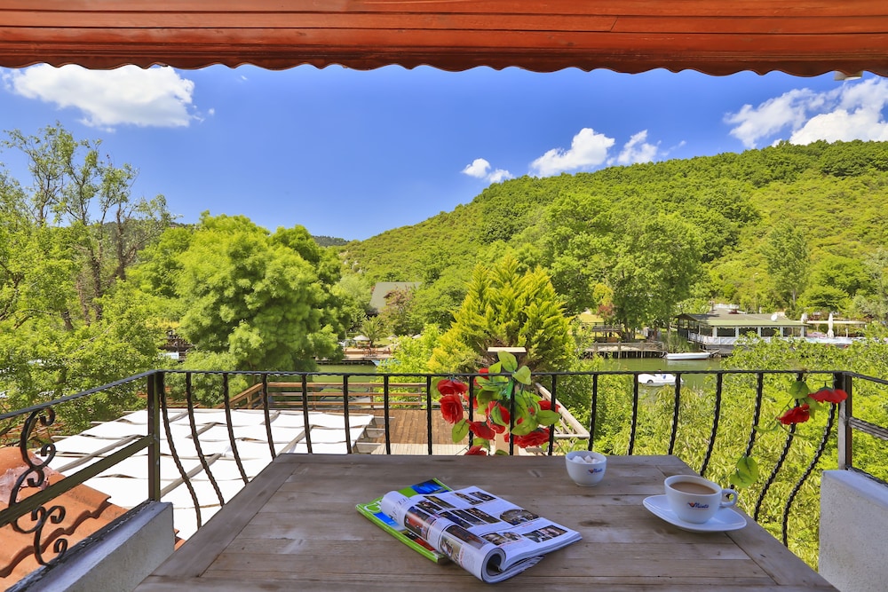 Jakuzili, Balkonlu Cati Suiti photo 3