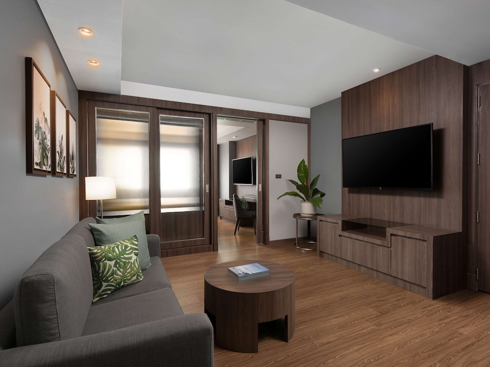 Comfort Suite, 1 King Bed photo 3
