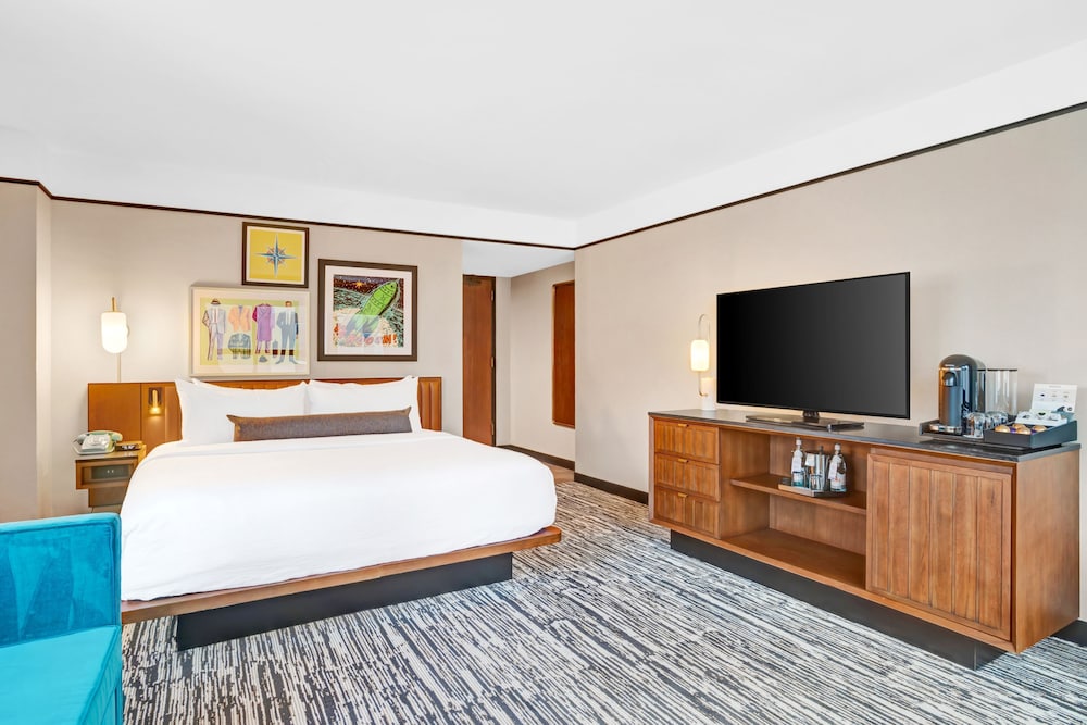 Premium Room, 1 King Bed, Accessible, Corner (Communications)