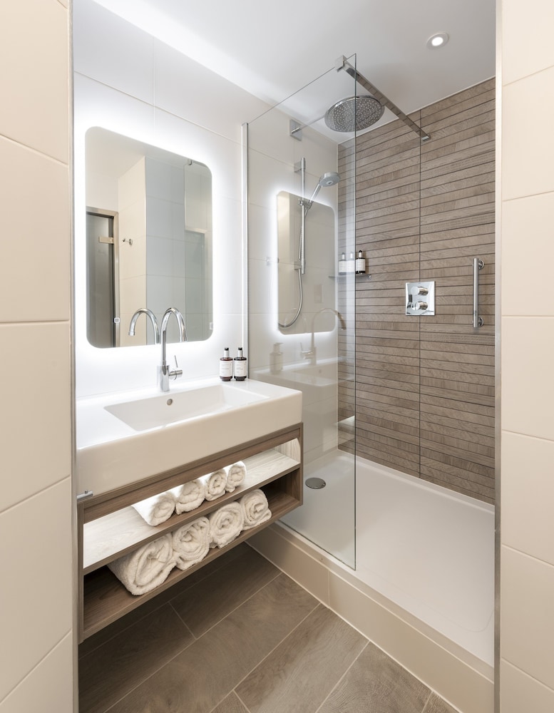 Premium Room, Multiple Beds thumbnail 5