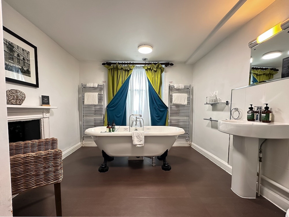 Standard Room, 1 Queen Bed - Photo 15