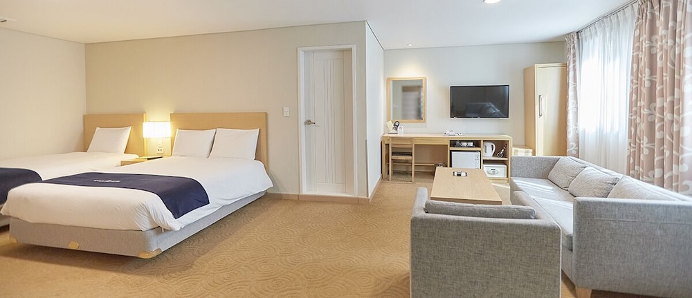Family Suite, Non Smoking, City View photo 1