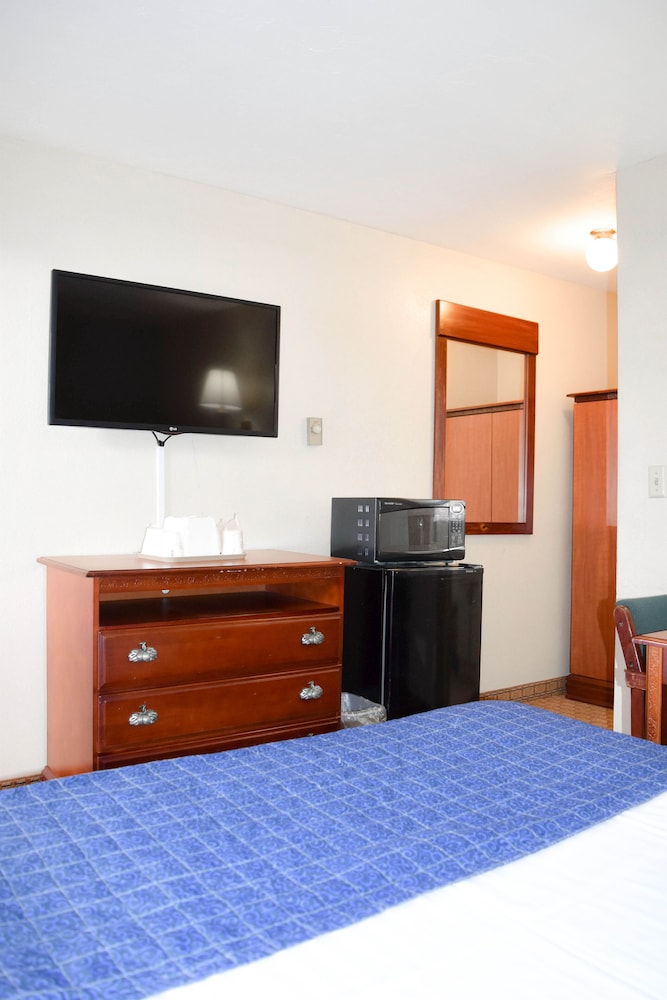 Room, 1 Queen Bed, Smoking - Photo 1