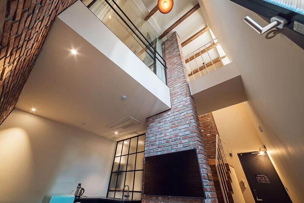 Suite - Party Room photo 1