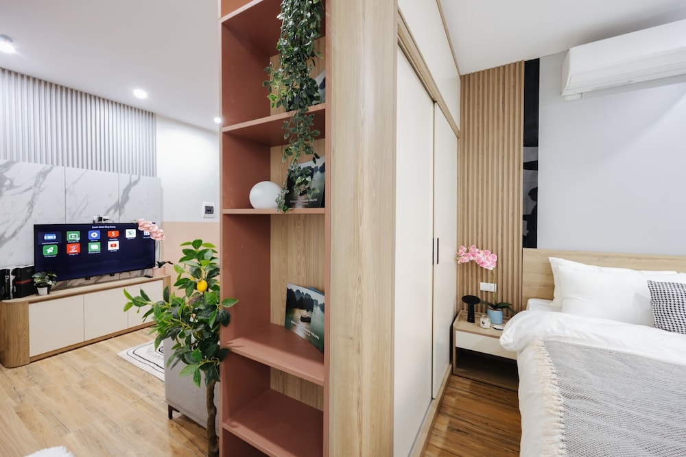 Economy Studio, Balcony