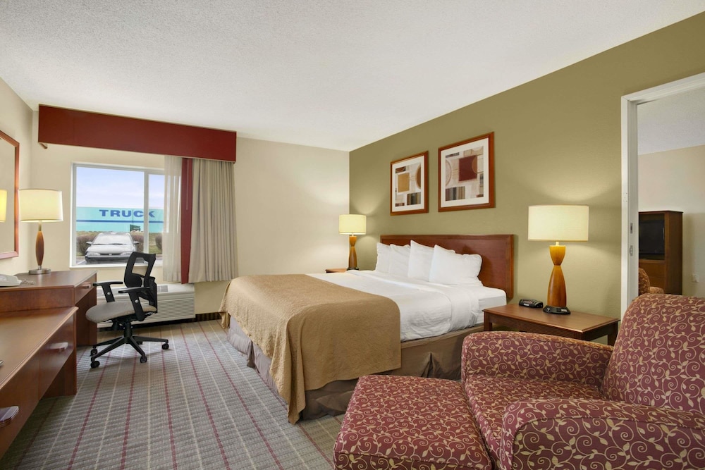 Suite, 1 King Bed - Photo 2