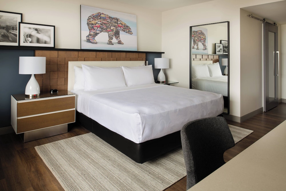 Club Room, 1 King Bed, City View - Photo 2