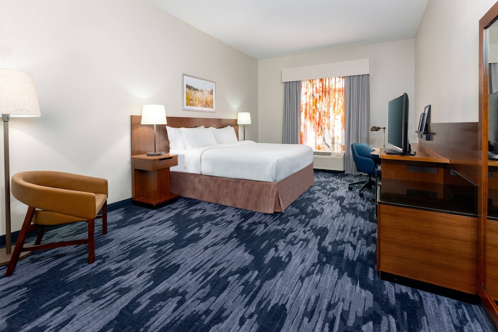 Room, 1 King Bed (Mobility/Hearing Access, Roll-In Shwr) - Photo 2