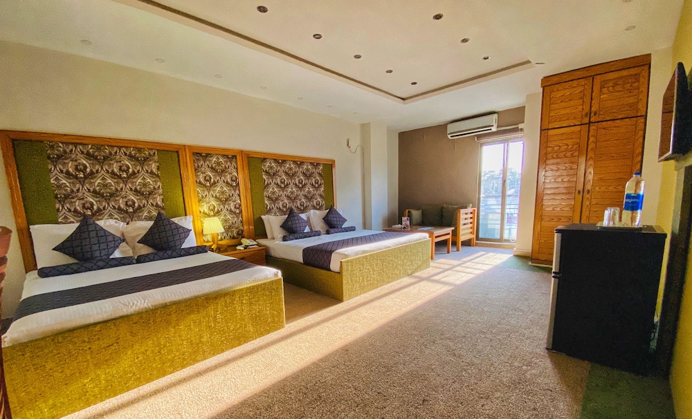 Family Quadruple Room, 2 Queen Beds, City View, Executive Level photo 3