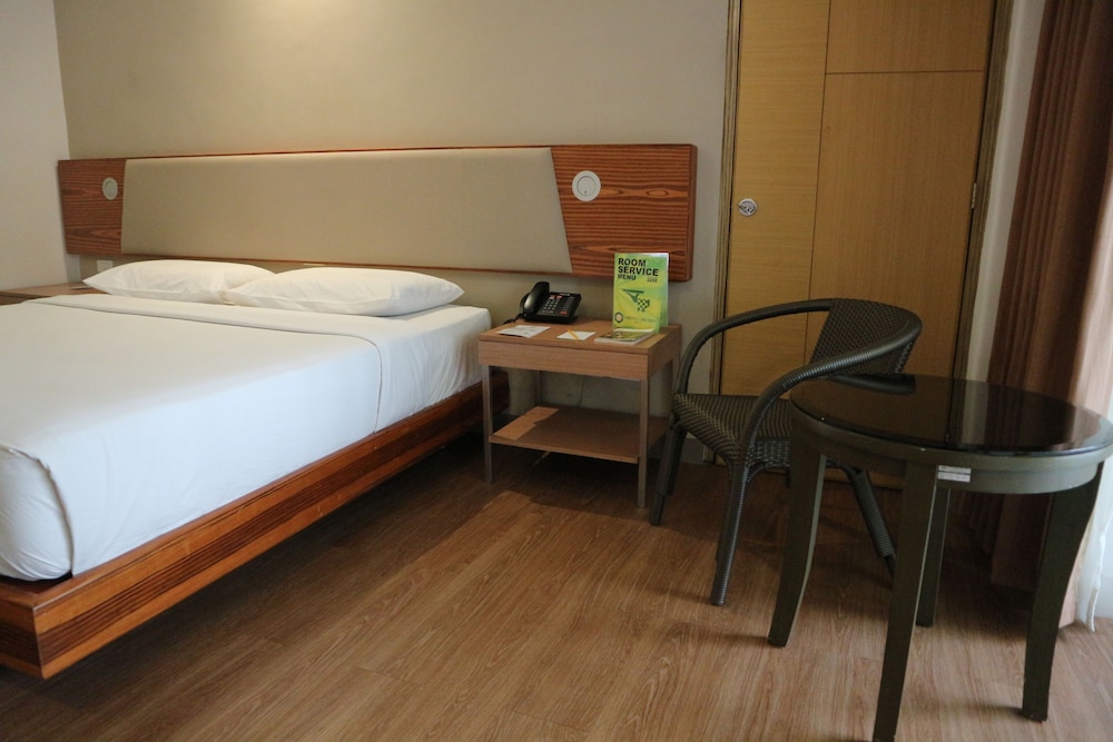 Deluxe Room, 1 King Bed photo 2