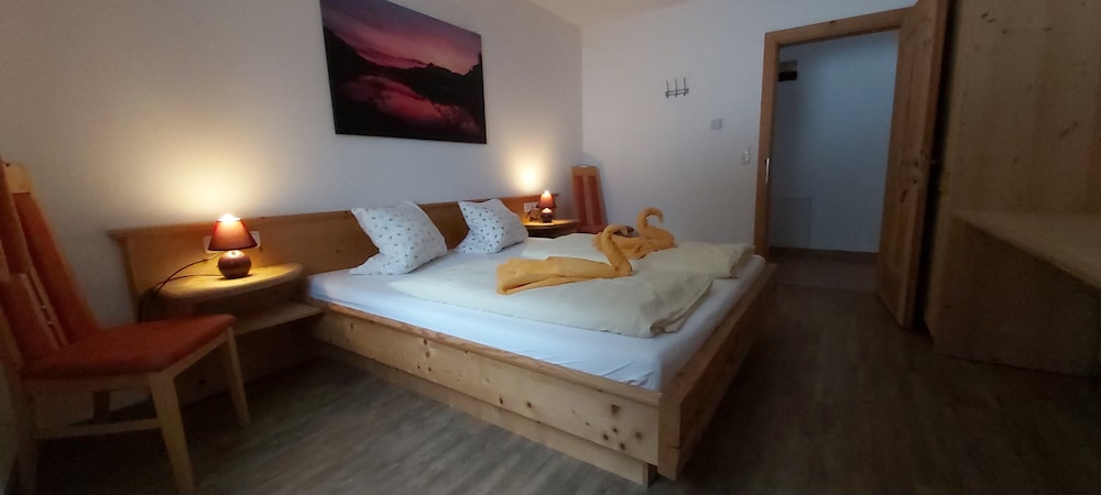 Romantic Suite, 3 Bedrooms, Non Smoking, Mountain View photo 3