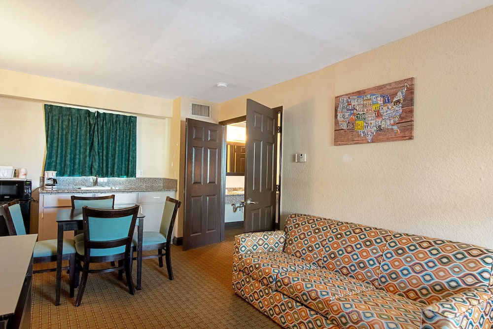 Suite, Multiple Beds, Non Smoking - Photo 6