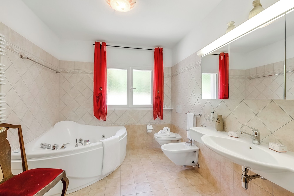 Family Apartment, Multiple Bedrooms, Mountainside (Gambarogno Vista Bella 2) photo 2