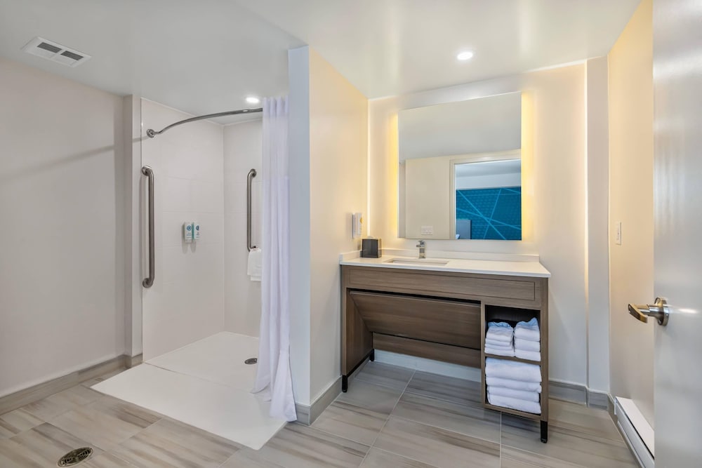 Suite, Multiple Beds, Accessible, Non Smoking photo 2
