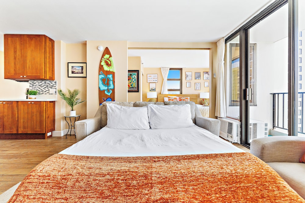 Premium Remodeled Condo with Ocean View and Parking: Premium Suite, 1 King Bed with Sofa bed, Balcony, Ocean View (0026) photo