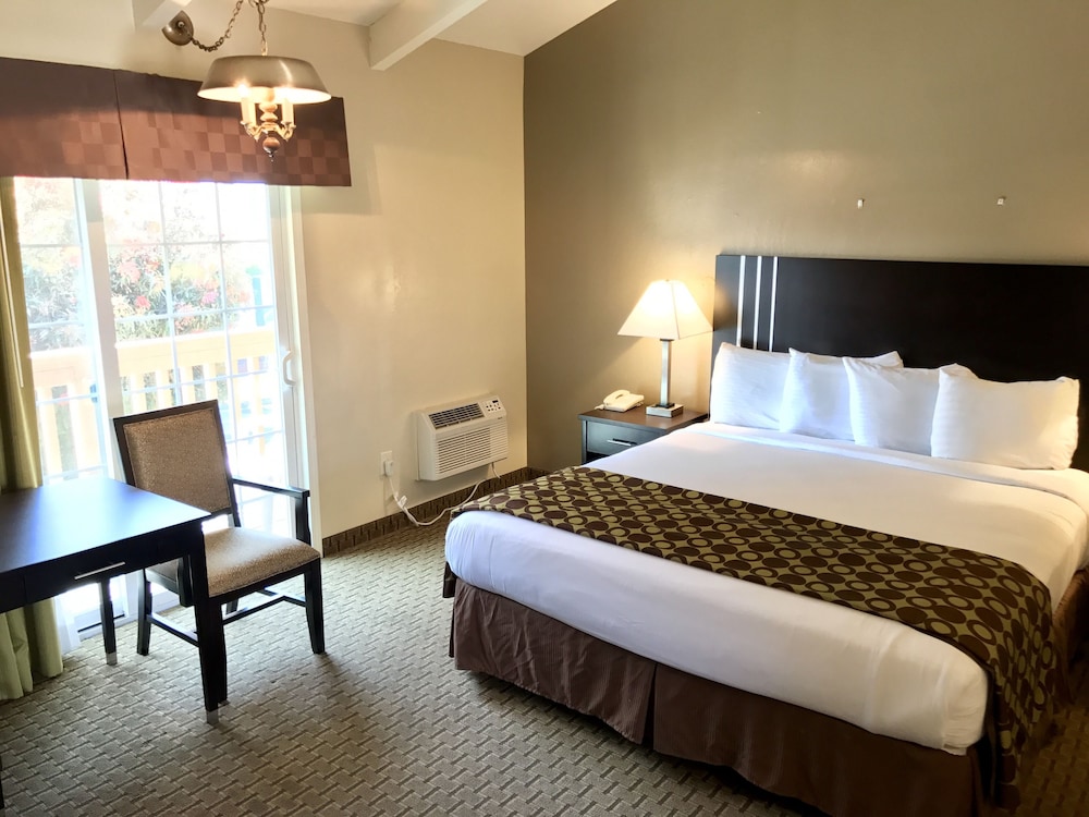 Superior Room, 1 King Bed, Balcony - Photo 3