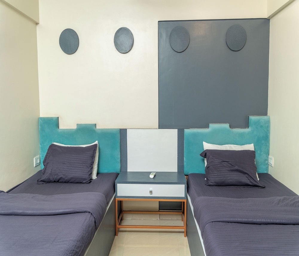 One-Bedroom Apartment with Twin Bed and Mountain View