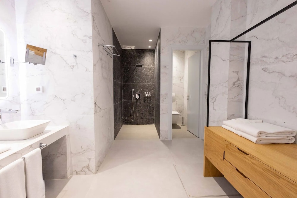 Comfort Room (Courtyard | Family) - Photo 8