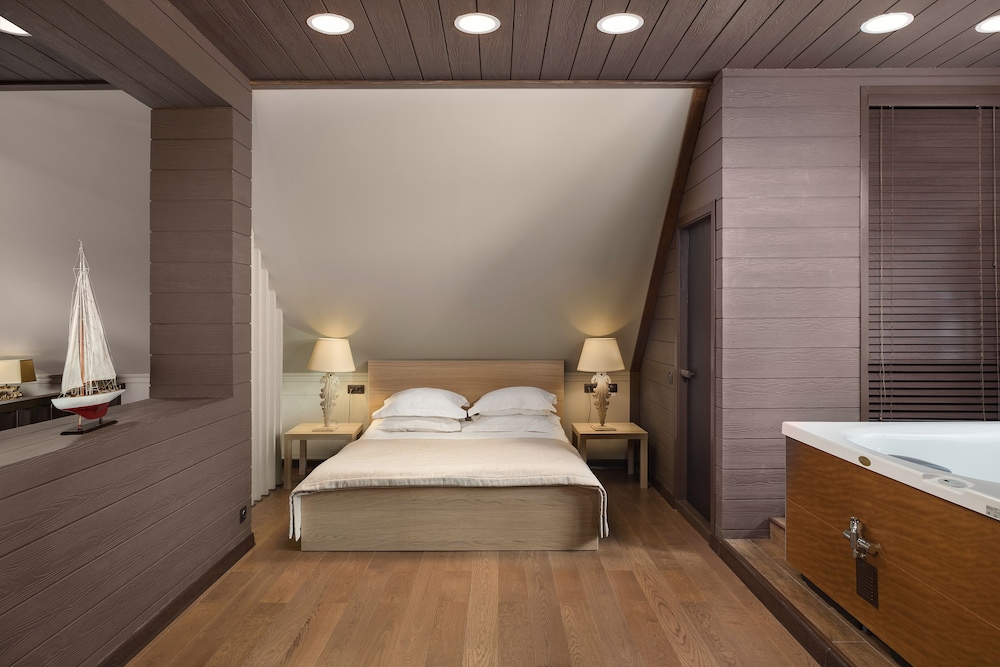 Signature Studio Suite, 1 King Bed, Non Smoking photo 1