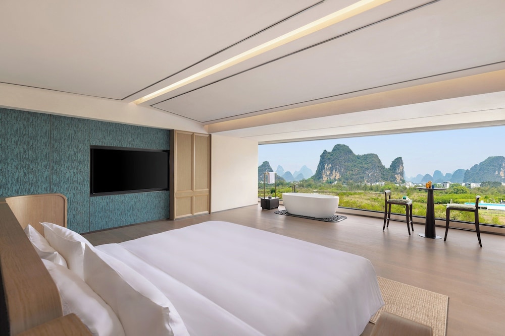 Suite, 1 King Bed, Balcony (Super King)