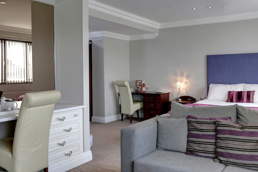 Suite, 1 King Bed, Non Smoking (with Sofabed) - Photo 3