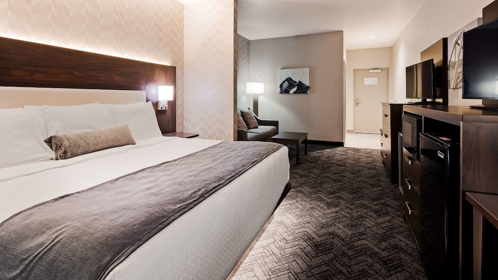 Suite, 1 King Bed, Non Smoking, Refrigerator & Microwave (with Sofabed) - Photo 2
