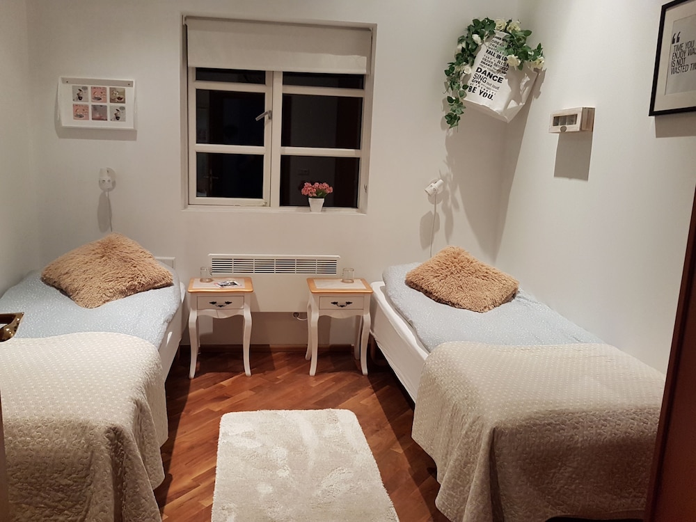 Basic Twin Room, Shared Bathroom photo 1