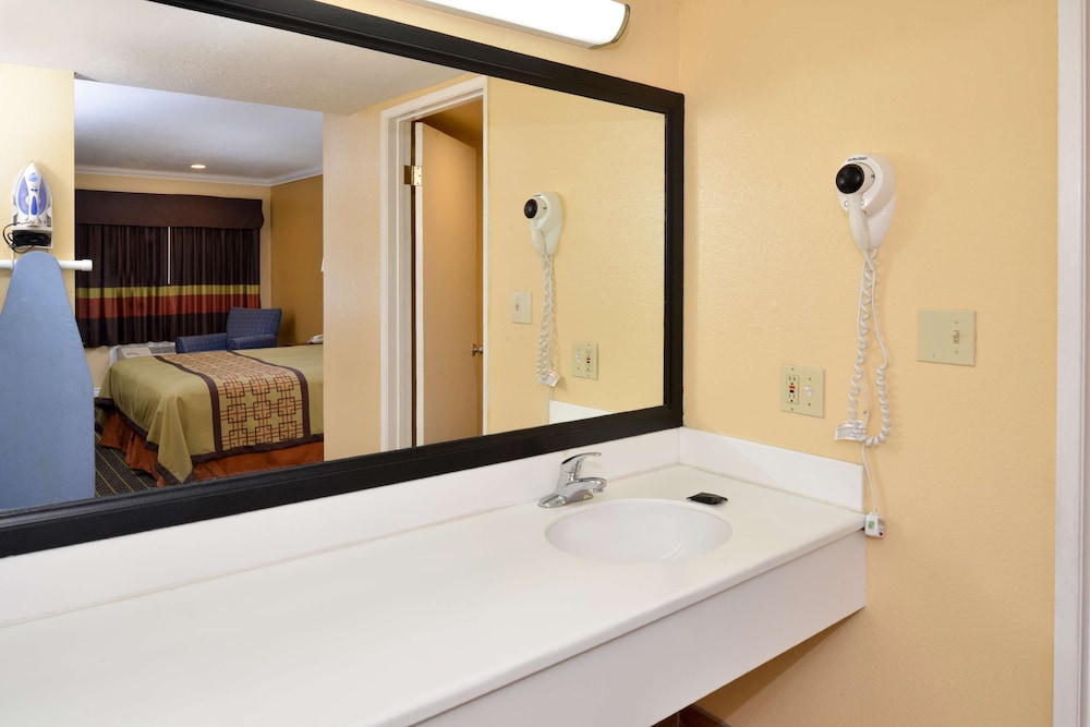 Room, 2 Queen Beds, Smoking - Photo 6