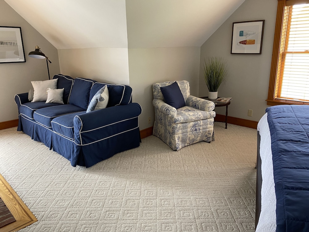 Room, 1 King Bed, Jetted Tub, Bay View (The Crow's Nest) photo 3