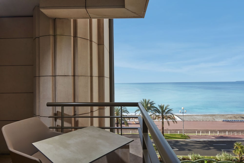 Executive Room, 1 King Bed, Sea View thumbnail 5