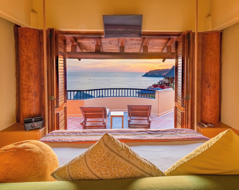 STUDIO OCEAN VIEW KING WITH PLUNGE POOL - Photo 1