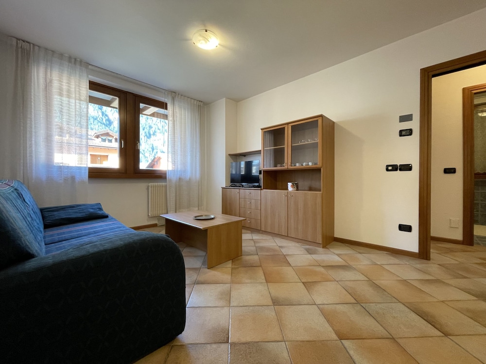 Apartment, Smoking photo 3