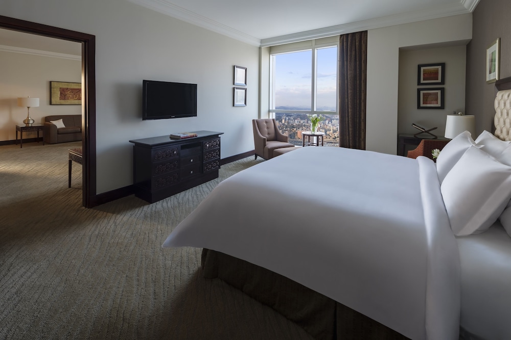 Fairmont Gold, Executive Suite, 1 King Bed with Sofa bed, City View - Photo 1