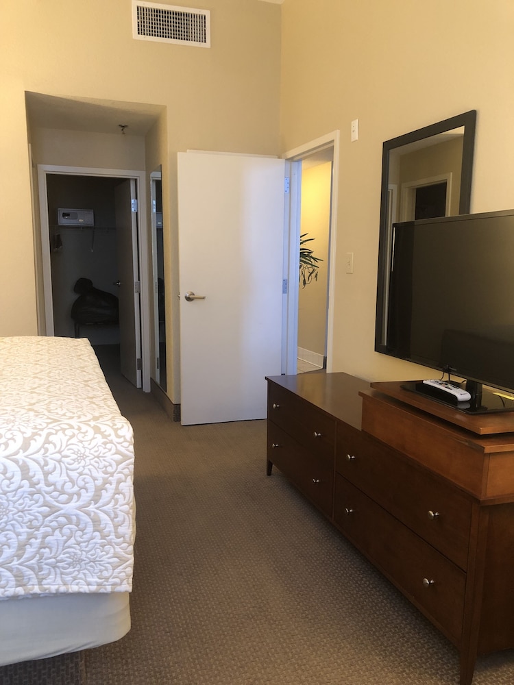 Suite, 1 King Bed, Non Smoking (Mobility Accessible) - Photo 5