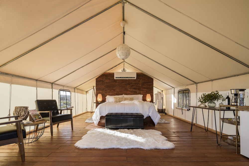Deluxe Tent, 1 King Bed, Mountain View photo 2