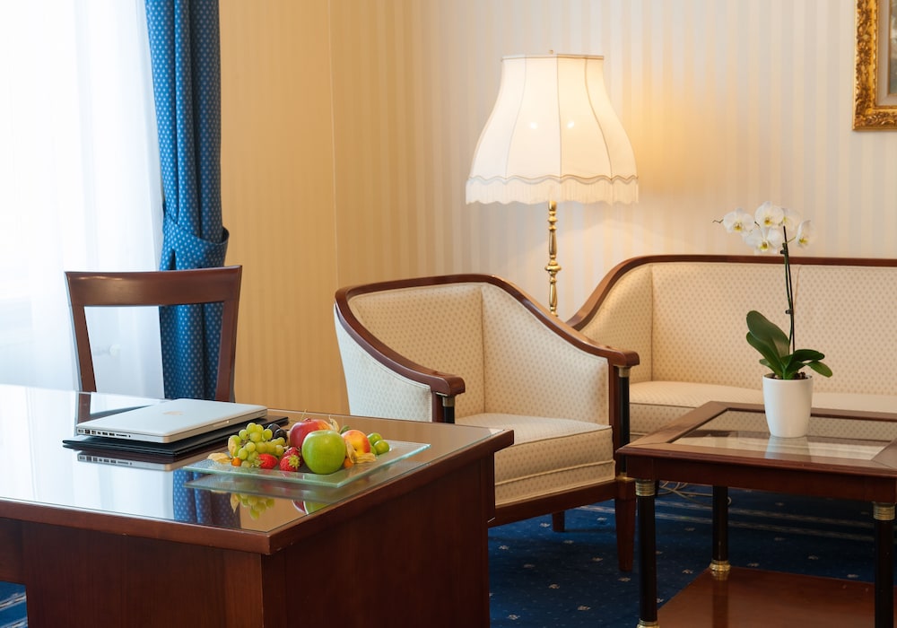 Business Room thumbnail 5