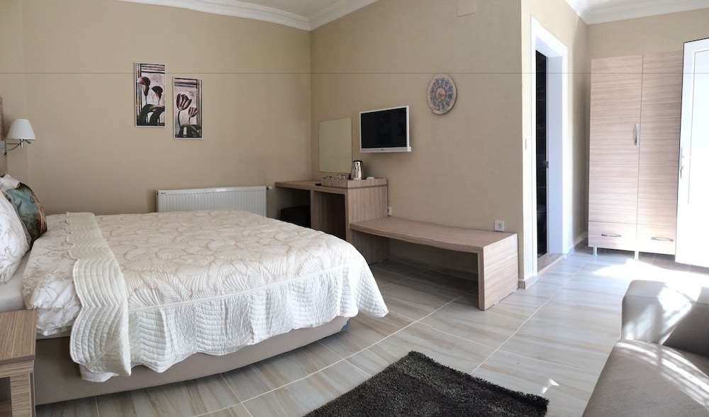 Big Double Room At Ground (On Entrance Way) photo 2