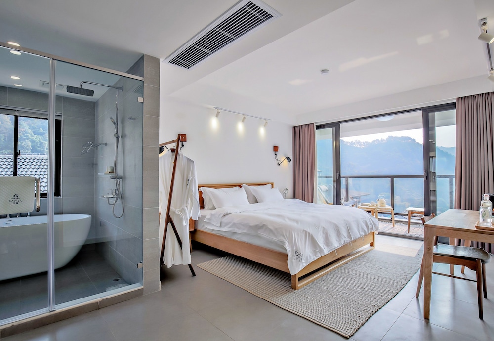 Bathtub Room with Balcony photo 1