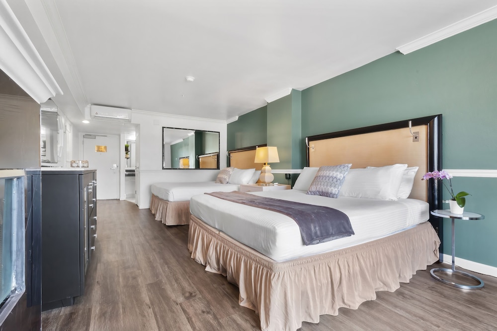 Room, Multiple Beds (King)