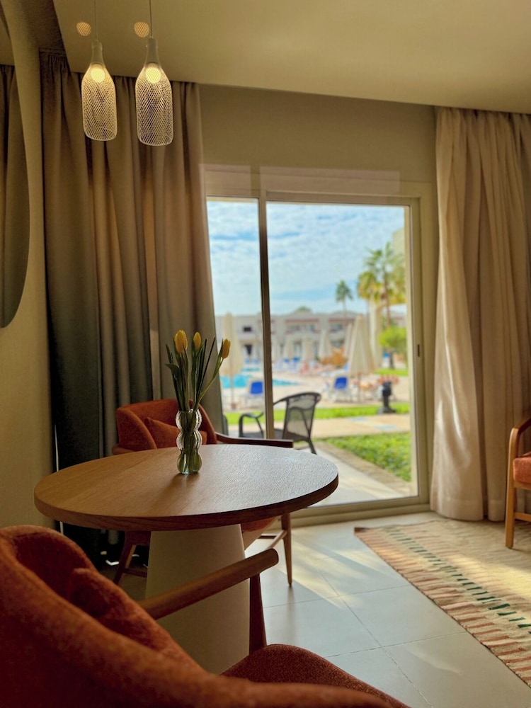 Deluxe Room, 1 Double Bed, Sea View photo 3