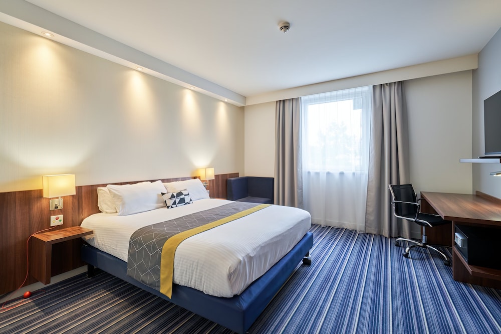 Standard Room, 1 Queen Bed, Accessible (Free Breakfast) thumbnail 6
