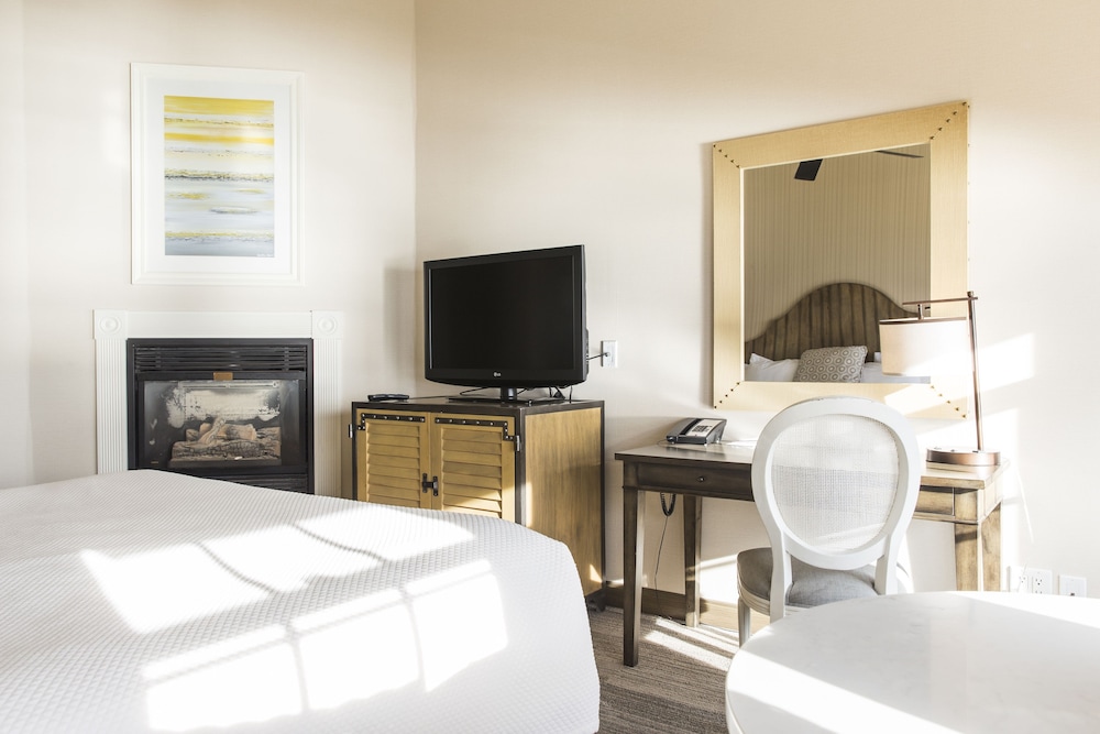 Standard Room, 1 King Bed, Fireplace, Resort View