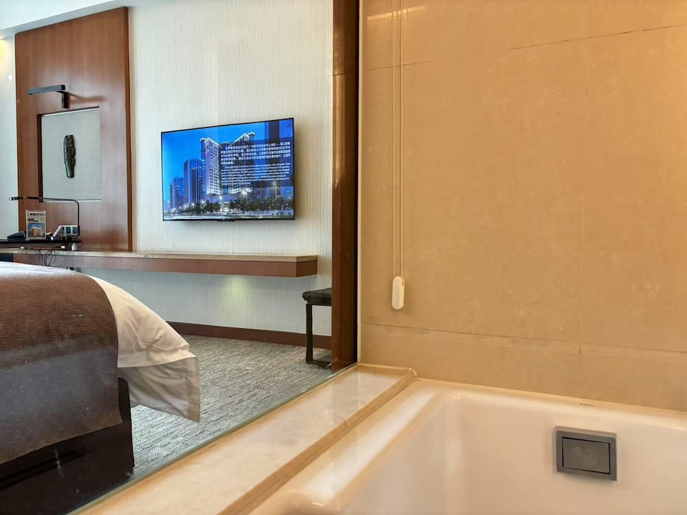 2.4m King Bed Room photo 2