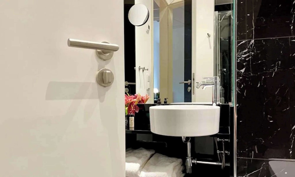 Standard Room, 1 King Bed, City View (Converts to 2 Twin Beds;WalkIn Shower) - Photo 3