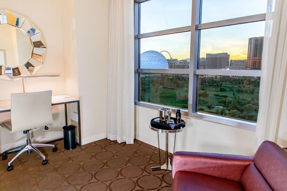 Suite, 1 King Bed - Photo 3