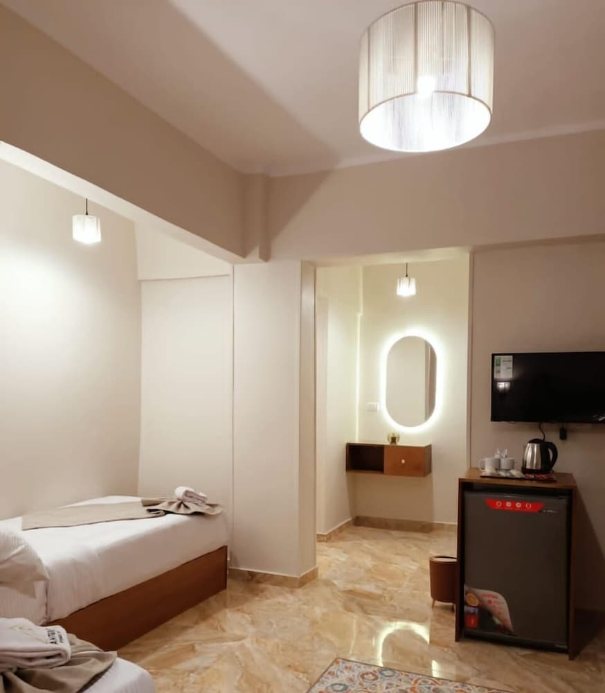Luxury Triple Room, Multiple Beds, Non Smoking, Private Bathroom photo 3
